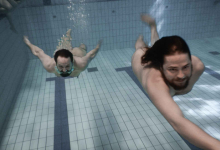 To naturister svømmer under vann på Linderud